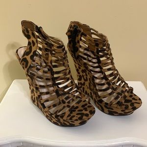 👠Rouge Dark Brown & Camel Print Wedges. Faux Suede👠